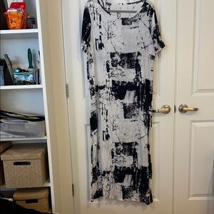 Women's Black and White Abstract Print Maxi Dress